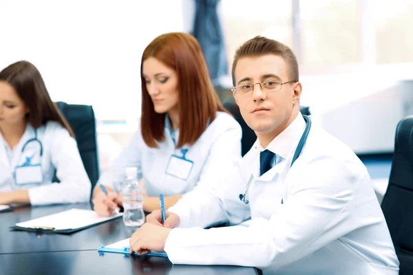 Medicinska arbetstagare som arbetar i konferensrummet — Stockfoto