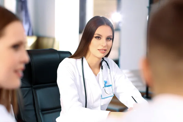 Trabajadores médicos que trabajan en la sala de conferencias — Foto de Stock