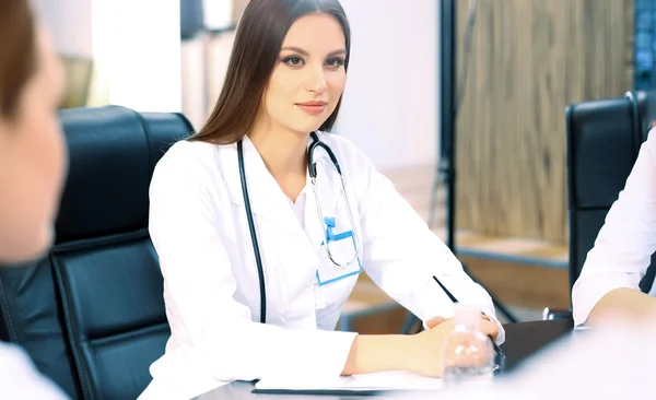 Jovem médico bonito na sala de conferências — Fotografia de Stock