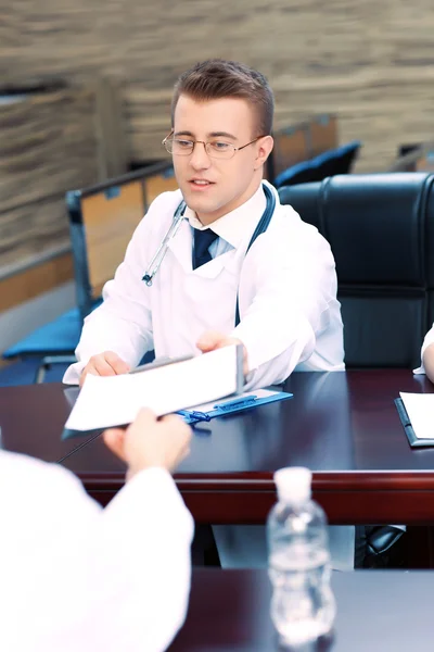 Aantrekkelijke mannelijke arts in vergaderruimte — Stockfoto