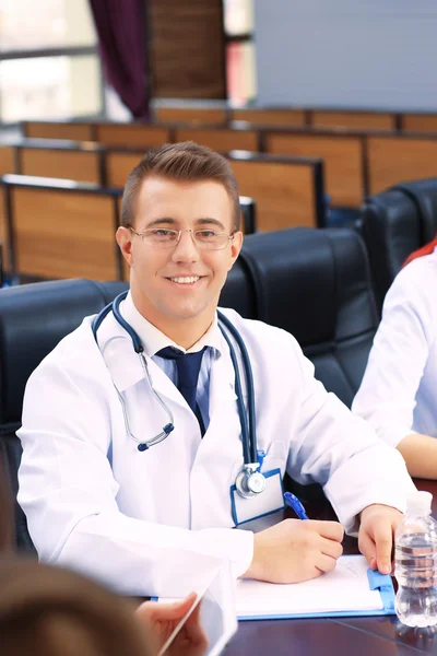 Médico masculino atraente na sala de conferências — Fotografia de Stock