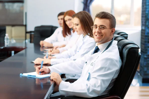 Travailleurs médicaux travaillant en salle de conférence — Photo