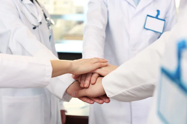 Mãos unidas da equipe médica de perto — Fotografia de Stock