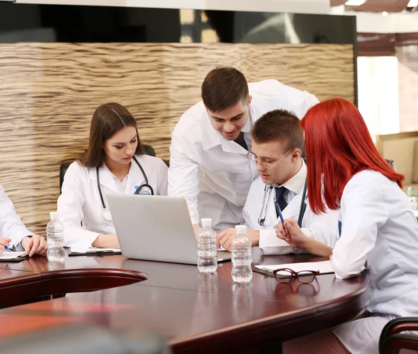 Trabajadores médicos que trabajan en la sala de conferencias —  Fotos de Stock