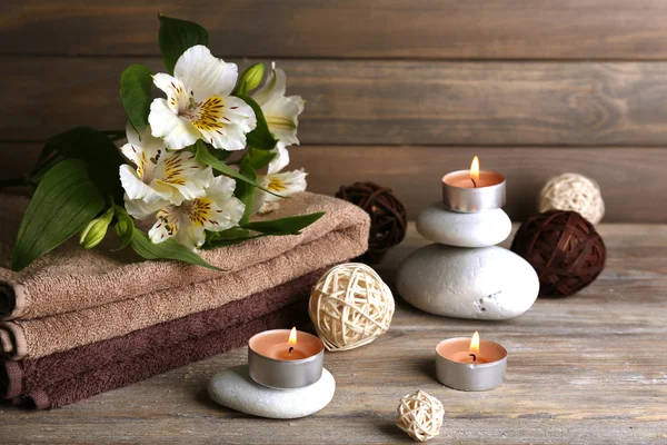 Bela composição spa com pedras e flores em fundo de madeira — Fotografia de Stock