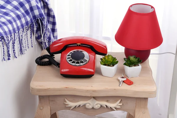 Telefone retro na mesa de cabeceira no quarto — Fotografia de Stock