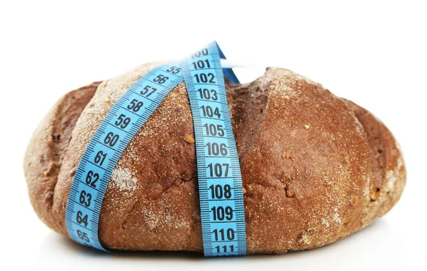 Свежий хлеб с измерительной лентой, изолированный на белом - диета концепции — стоковое фото