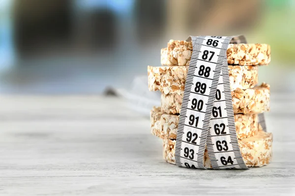 Frisches Knäckebrot mit Maßband, auf Holztisch - Diätkonzept — Stockfoto