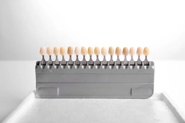 Plastové zubní implantát pro zvolit barevný tón zubů izolovaných na bílém — Stock fotografie