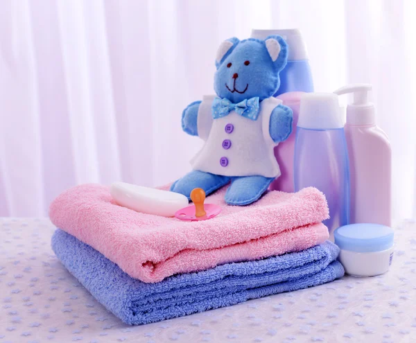 Baby accessoires voor zwemwater op tafel op lichte achtergrond — Stockfoto