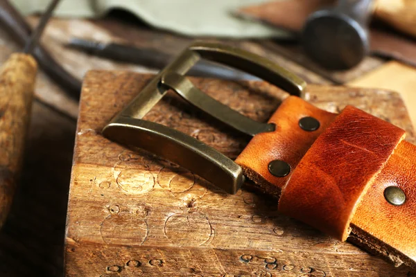 Peralatan kerajinan dengan sabuk kulit di atas meja tutup — Stok Foto