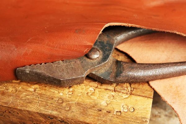 Leather belt and nippers on table close up — Stock Photo, Image