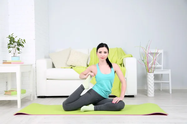 Mujer joven haciendo yoga en casa —  Fotos de Stock