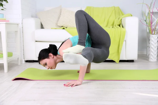 Mujer joven haciendo yoga en casa —  Fotos de Stock