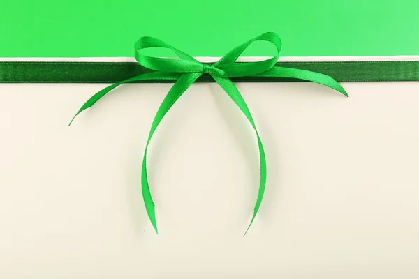 Card decorated with green bow close up — Stock Photo, Image