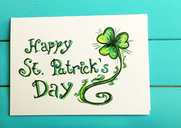 Happy St Patrick's Day card on wooden background — Stock Photo, Image