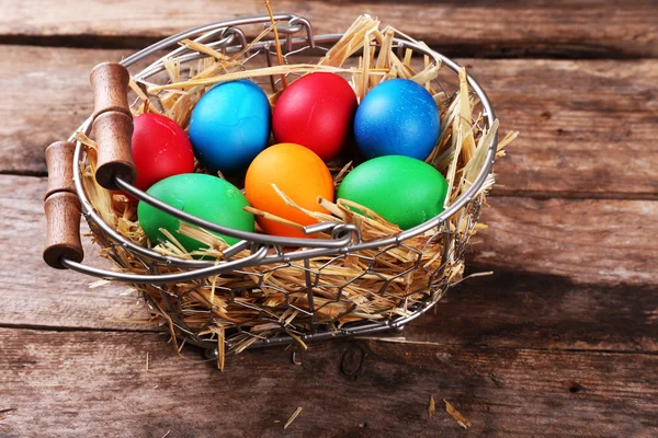 Antika ahşap plakalar arka sepette Paskalya yumurtaları — Stok fotoğraf