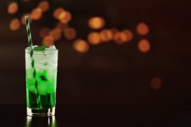 Kahverengi zemin üzerine masada yeşil kokteyl