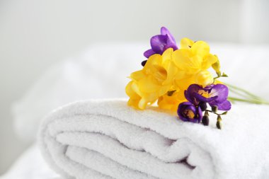 Otel, temiz havlu üzerinde renkli güzel Christine yakın çekim