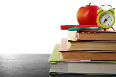 Kitap, çalar saat ve üzerinde beyaz izole Danışma, elma