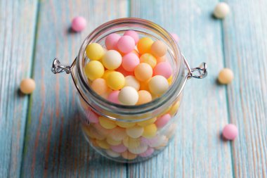 Jar tablo yakın çekim üzerinde renkli çikolata