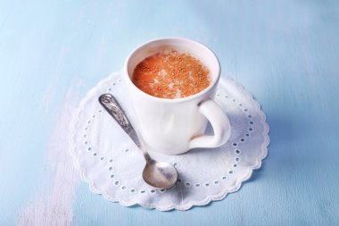 Peçete ahşap zemin üzerine kaşık ile kakao fincan