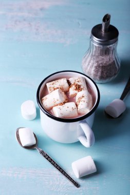 Kupa kakao marshmallows ahşap masa arka plan üzerinde ile
