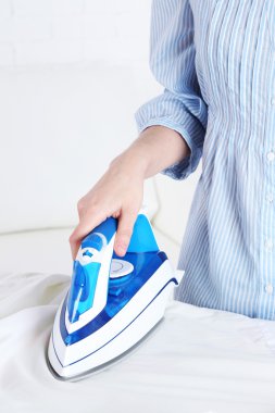 Ütü Masası odadaki kadın Ütü forması