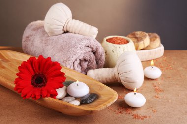 kaplıca tedavisi açık renk arka plan üzerinde ahşap masa üzerinde bileşimi