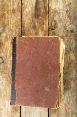 Tahta masadaki eski kitap.