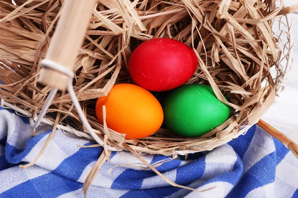 Huevos de Pascua en cesta sobre tablones de madera vintage fondo —  Fotos de Stock