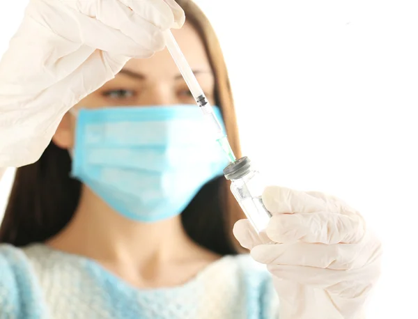 Ampola e seringa nas mãos do médico — Fotografia de Stock