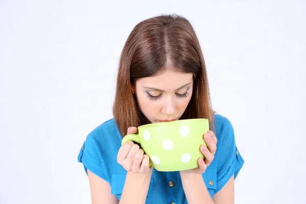 Bella ragazza beve da grande tazza — Foto Stock