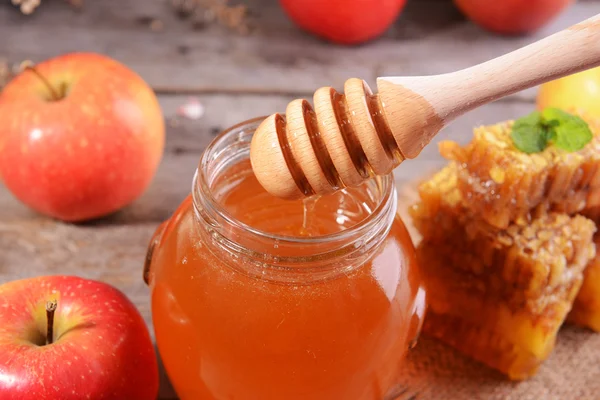 Delicious honey with apple on table close-up — Stock Photo, Image