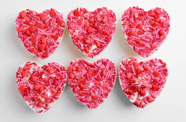 Heerlijke chocolade snoepjes in hart vorm geïsoleerd op wit — Stockfoto