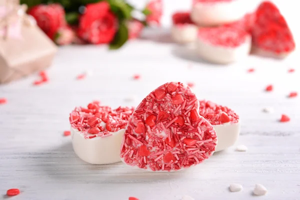 Deliciosos caramelos de chocolate en forma de corazón en primer plano de la mesa —  Fotos de Stock