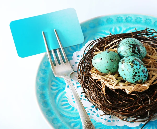 Wielkanocny stół ustawienie z puste karty i jaja wielkanocne, na białym tle — Zdjęcie stockowe