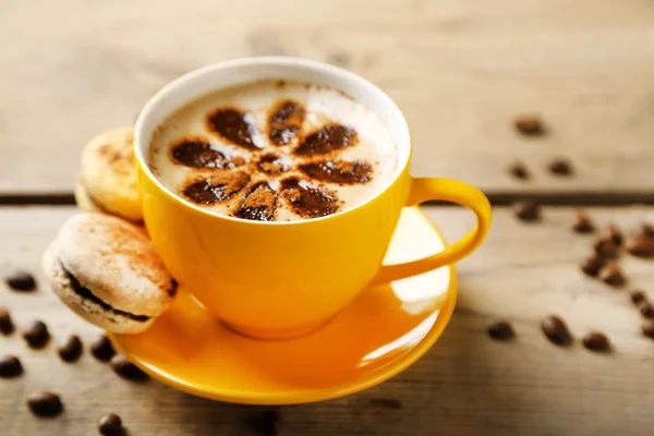 Cup of coffee  and macaroons on old wooden table — Stock Photo, Image