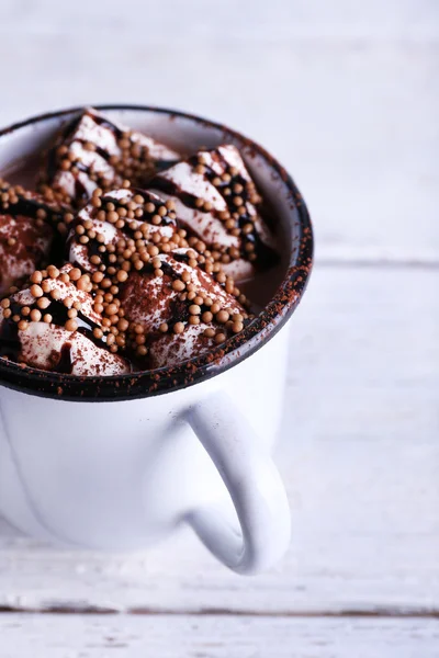 Taza de cacao con malvaviscos sobre fondo de madera —  Fotos de Stock