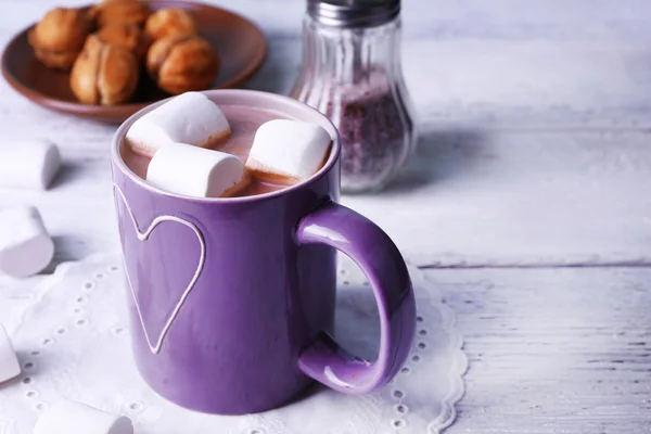 Cup of cocoa with marshmallows and cookies on wooden table, closeup — Stock Photo, Image