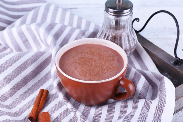 Coupe de cacao avec cannelle sur plateau et serviette dénudée, gros plan — Photo