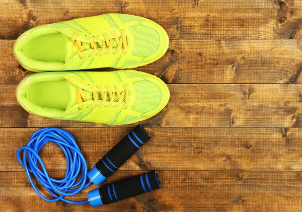 나무 바닥, 평면도에 신발 및 스포츠 장비 — 스톡 사진