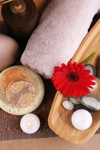 Composición de piedras de spa, sal marina y bolsas de masaje sobre mesa de madera, sobre fondo de color claro —  Fotos de Stock