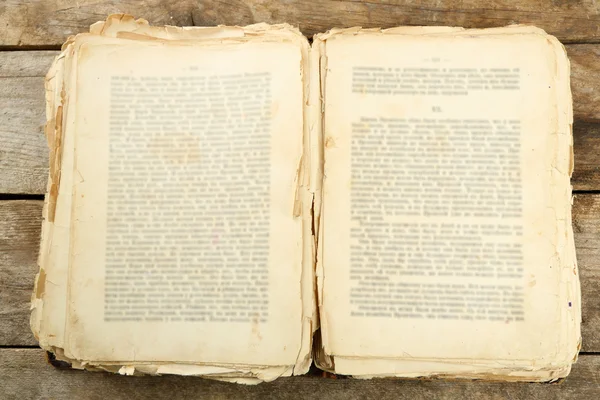 Livro velho na mesa de madeira — Fotografia de Stock