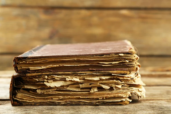 Tahta masadaki eski kitaplar.