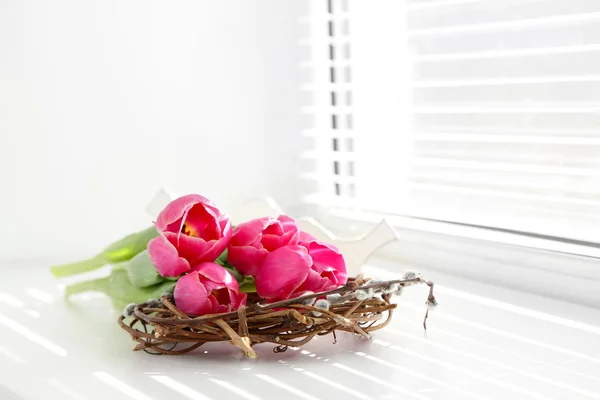 Rosa hermosos tulipanes en el alféizar de la ventana con luz solar — Foto de Stock