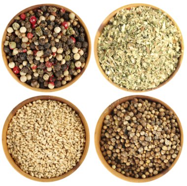 Beyaz izole kase içinde farklı baharatlar