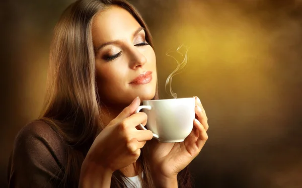 สาวสวยกับถ้วยกาแฟ — ภาพถ่ายสต็อก