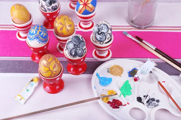 Pintura de ovos de Páscoa na mesa de perto — Fotografia de Stock