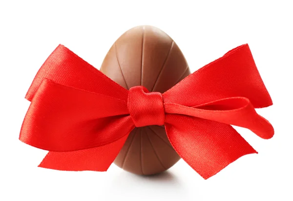 Čokoládové velikonoční vajíčko s barva stuhou luk izolované na bílém — Stock fotografie